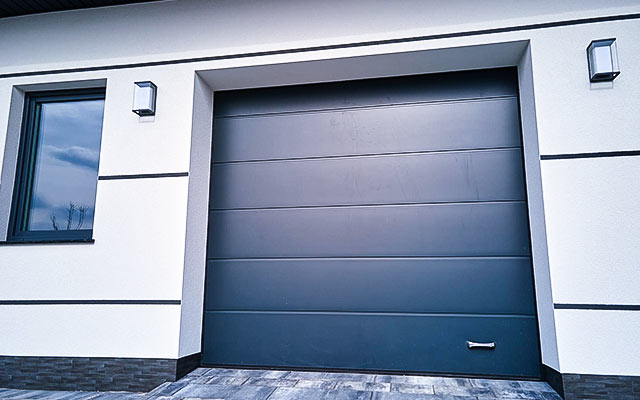 Kalkulator kosztów bramy garażowej z montażem 2026