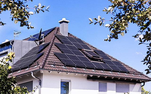 Kalkulator fotowoltaiki 2026: Dobór mocy instalacji i kosztorys montażu