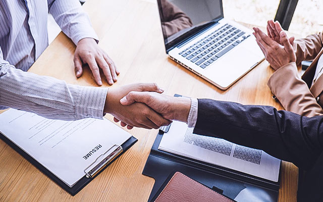 Kalkulator B2B vs UoP – Porównanie wynagrodzeń netto dla specjalistów i managerów