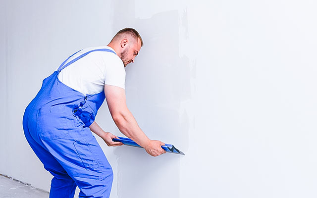 Kalkulator gładzi szpachlowej – oblicz zużycie na ściany i sufity