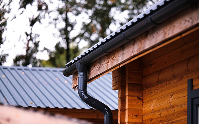 Kalkulator orynnowania dachu - oblicz zapotrzebowanie na rynny i akcesoria