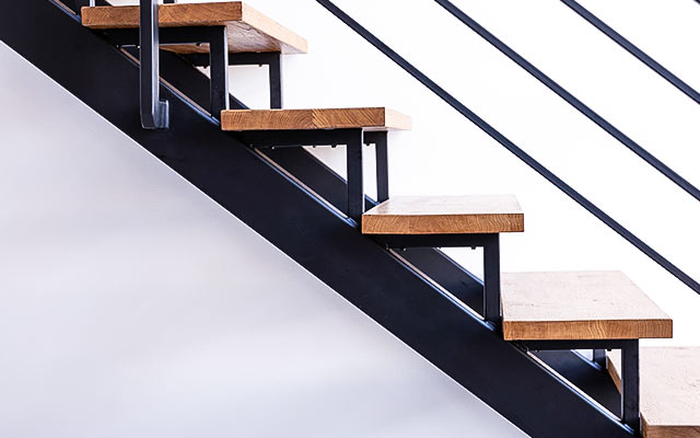 Kalkulator schodów: Olej czy lakier? Sprawdź co wybrać i oblicz koszt renowacji