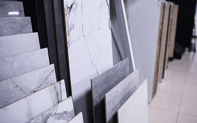 Kalkulator układania płytek wielkoformatowych i spieków kwarcowych (Cennik Robocizny 2026)