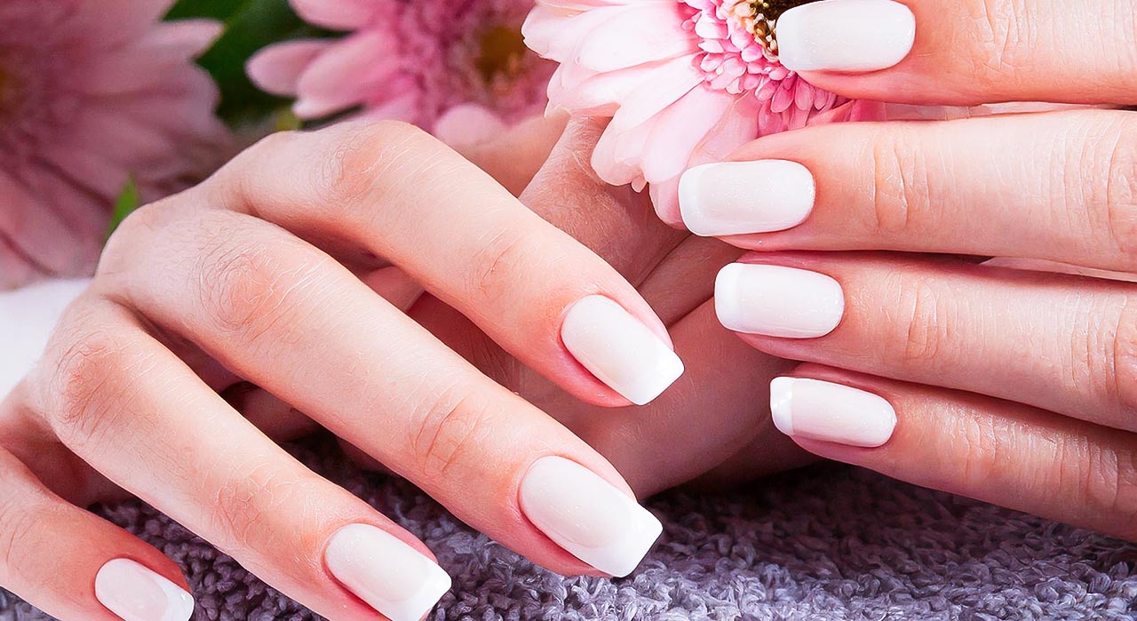 Manicure hybrydowy vs. żelowy – różnice i zalety