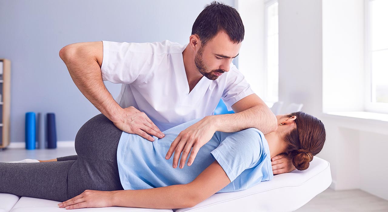 Terapia manualna – sposób na bóle kręgosłupa, koszty i efekty