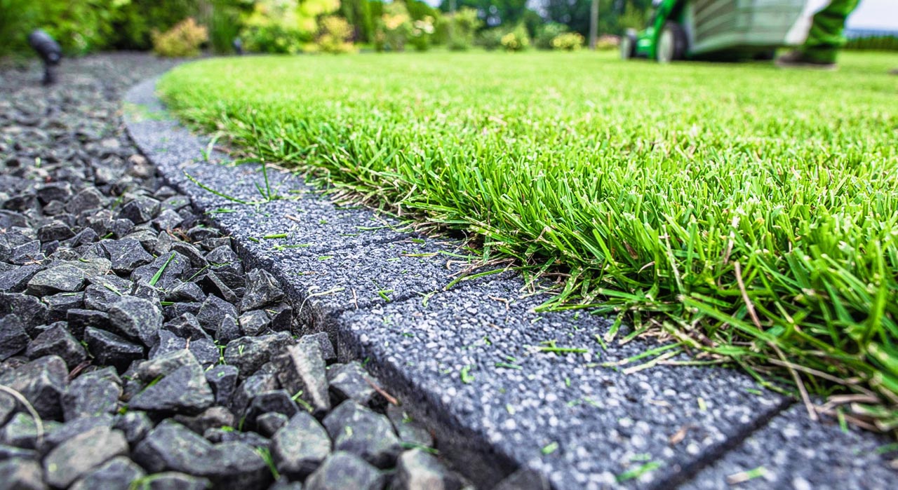Układanie obrzeży trawnikowych – ceny i rodzaje materiałów